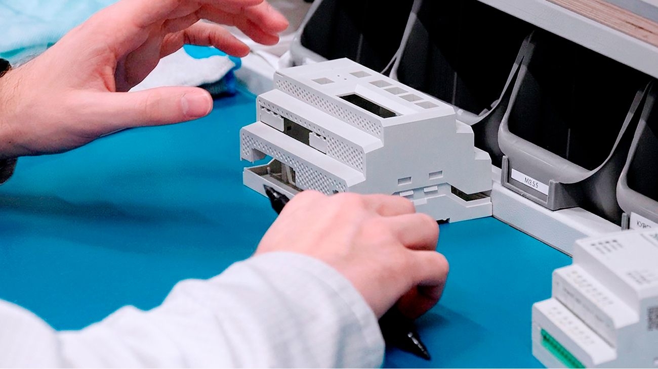 Assembly of an industrial controller